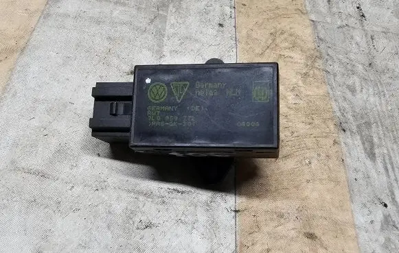 Volkswagen Touran I Seat heating relay 7L0959772