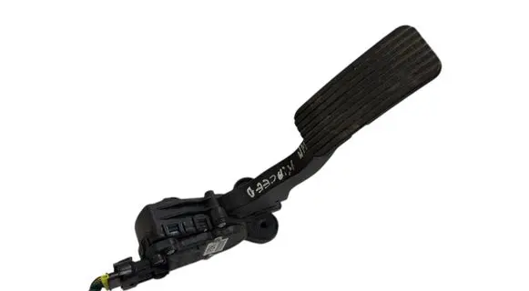 Accelerator throttle pedal