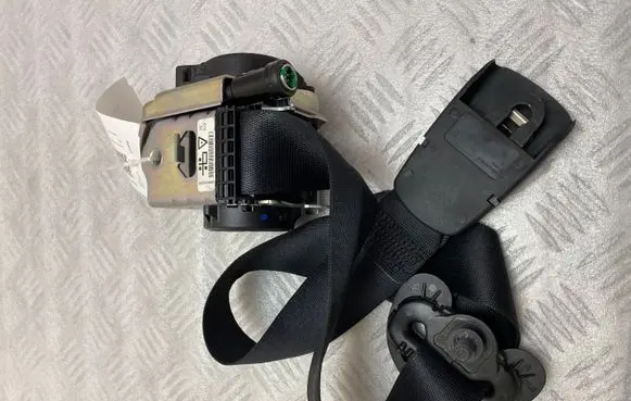 BMW 2 F46 Front seatbelt 7313304