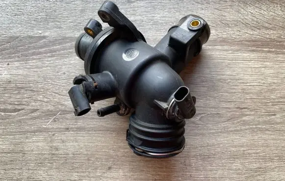 Mercedes-Benz E W212 Thermostat/thermostat housing A6512000615