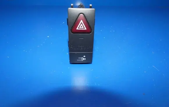 Mercedes-Benz E A207 Hazard light switch 2079053700 0925000815 33692412