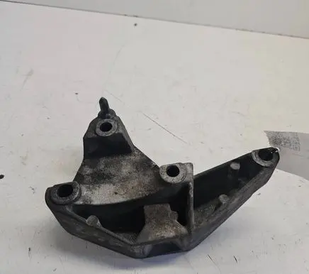 Engine mounting bracket