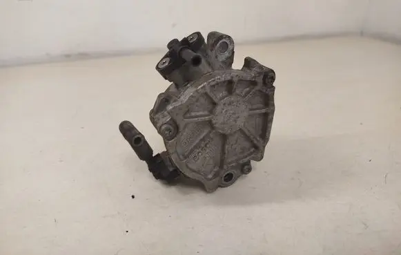 Volvo V40 Cross country Vacuum pump 9804021880