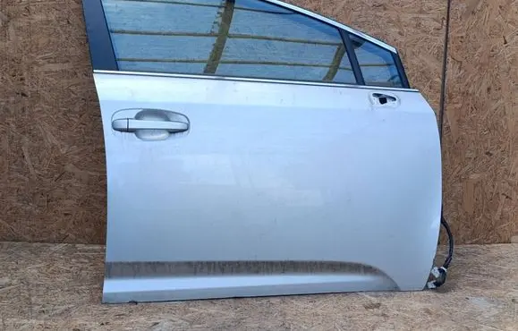 Toyota Avensis T270 Front door