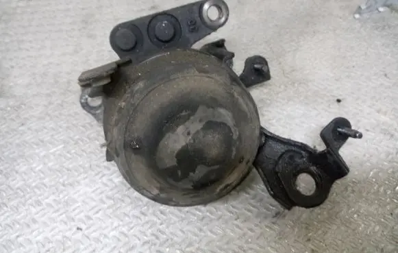 Toyota Corolla Verso AR10 Engine mount bracket
