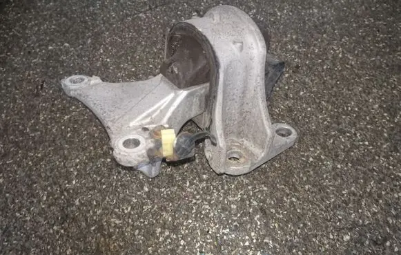 Honda Civic Engine mount bracket