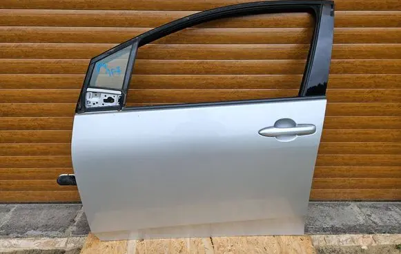 Toyota Prius (XW50) Front door 67002-47160