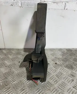 Mercedes-Benz E W211 Accelerator throttle pedal A2113000904
