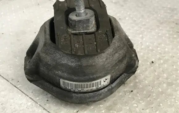 BMW 5 E60 E61 Engine mount bracket 6769874