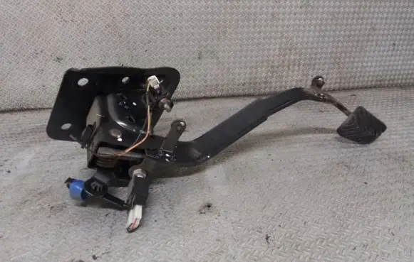 Mitsubishi Lancer VIII Clutch pedal 