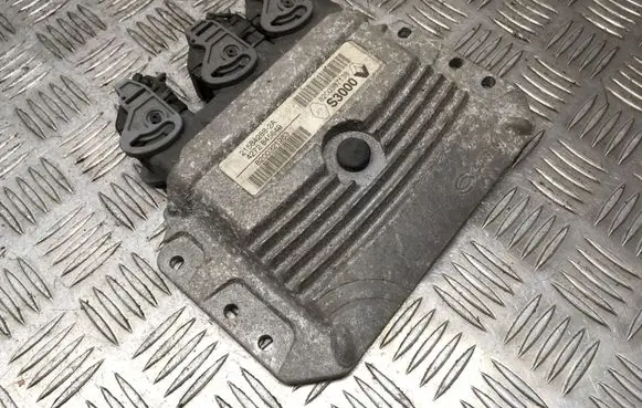 Renault Megane II Engine control unit/module 215842882A 4272845649 8200321263