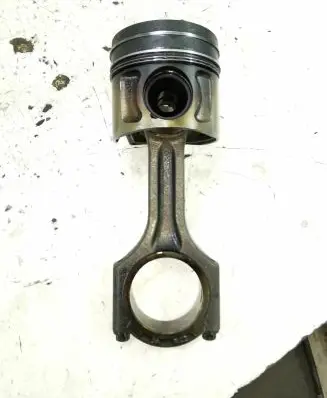 Hyundai Santa Fe Piston with connecting rod