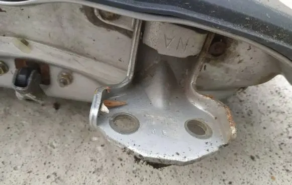 Subaru Forester SF Rear door lower hinge
