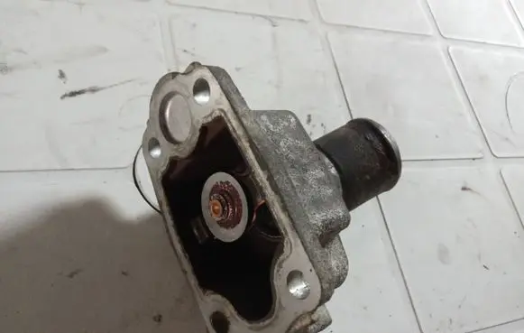 Iveco Daily 4th gen Thermostat housing 