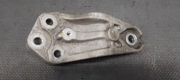 Hyundai i30 Engine mounting bracket