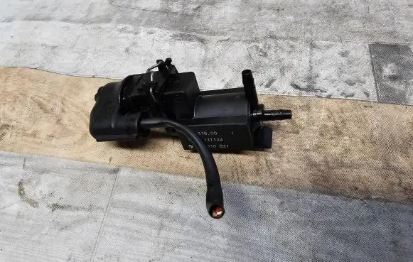 BMW 5 F10 F11 Turbo solenoid valve 70231800 7810831 11T144