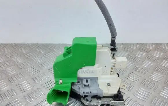 Audi A1 Front door lock 8X2837016