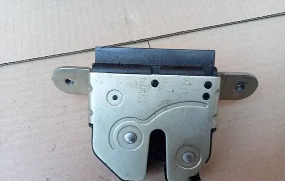 Opel Corsa D Tailgate/trunk/boot lock/catch/latch 55701971