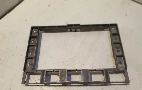Volkswagen Touareg I Radio/GPS head unit trim 7L6857318 P0091982
