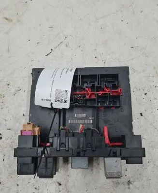 Volkswagen Touran I Fuse module 1K0937049