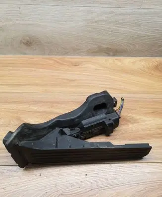 Volkswagen PASSAT B6 Accelerator throttle pedal 1K1721503L 6PV00860000