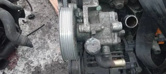 Volkswagen Golf IV Power steering pump KYB