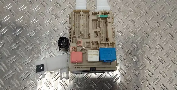 Toyota Verso Fuse module 827300F290A 350913A30