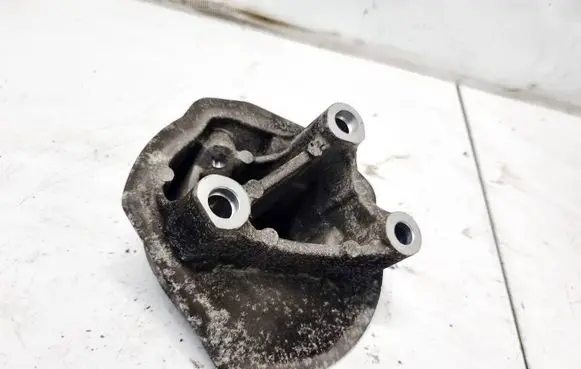 Citroen C4 I Engine mounting bracket 9653124780