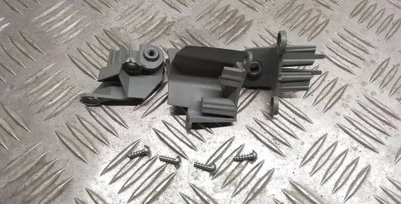 Headlight/headlamp mounting bracket