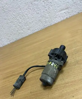 Mercedes-Benz E W124 Water pump 0008359464 D8240