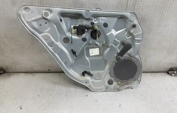 Rear door manual window regulator