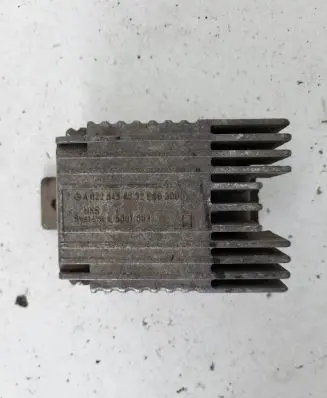 Mercedes-Benz E W124 Coolant fan relay A0225456232
