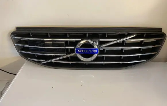 Volvo XC60 Front bumper upper radiator grill 31353832 31383752