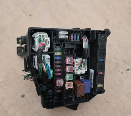 Toyota RAV 4 (XA20) Fuse module 8264147020 72818502