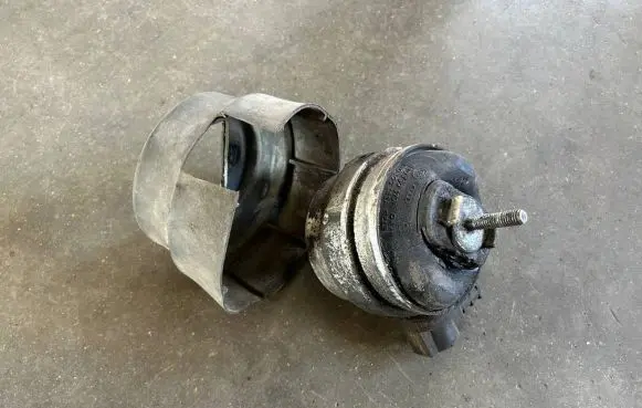Audi A4 S4 B6 8E 8H Engine mount bracket 8E0199382A