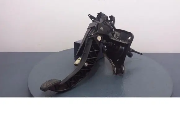Accelerator throttle pedal