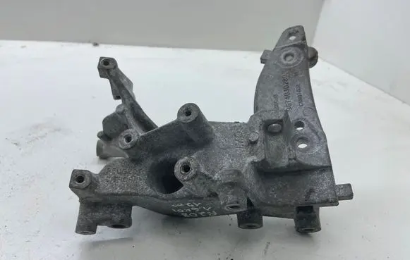 Peugeot 208 Engine mount bracket 9674030280