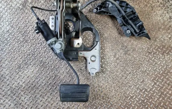 Cadillac Escalade Brake pedal 25825912