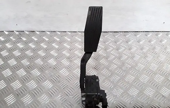 Accelerator throttle pedal