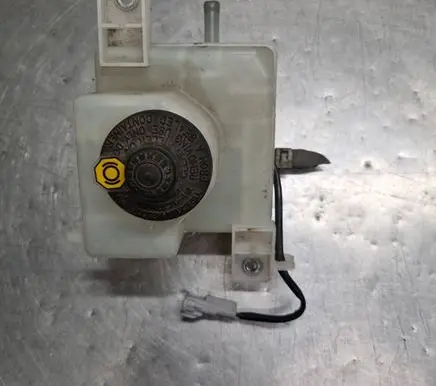 Toyota Prius+ (ZVW40) Brake fluid reservoir 