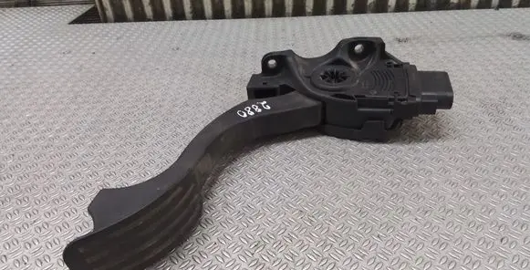 Accelerator throttle pedal