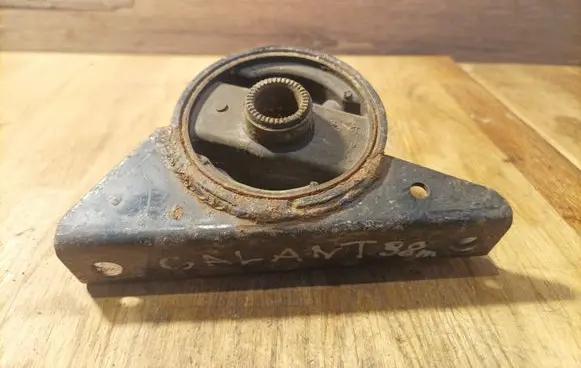 Mitsubishi Galant Engine mount bracket