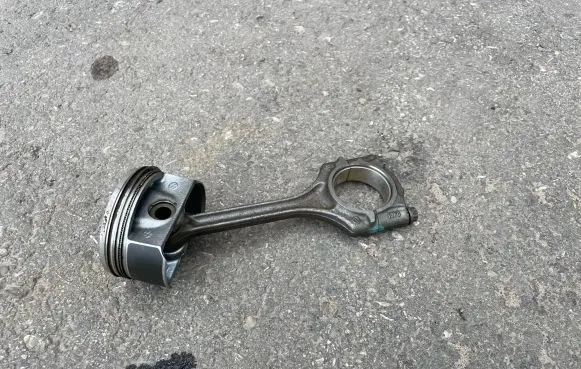 Volkswagen Up Piston with connecting rod