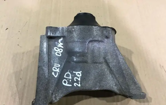 Honda CR-V Engine mount bracket