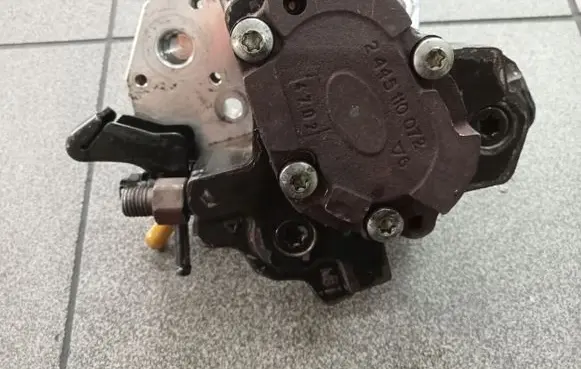 Mercedes-Benz Vaneo W414 Fuel injection high pressure pump 0445010088