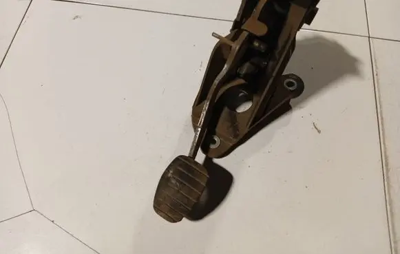Renault Laguna III Clutch pedal 