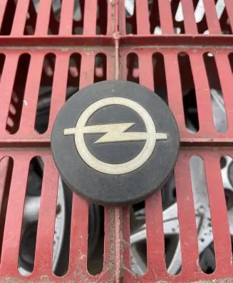 Opel Commodore C Original wheel cap 90047224