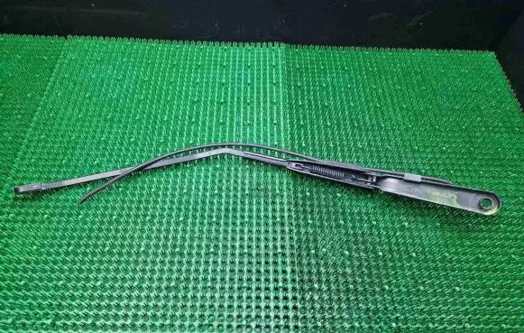 Windshield/front glass wiper blade