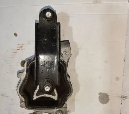 Volvo XC60 Engine mount bracket 31330138