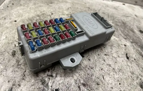 KIA Sorento Fuse module 911703E920